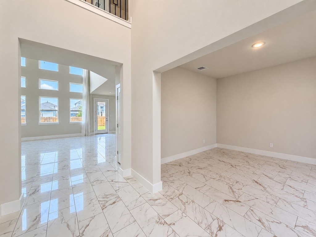 19124 Moreland Ln - Photo 3