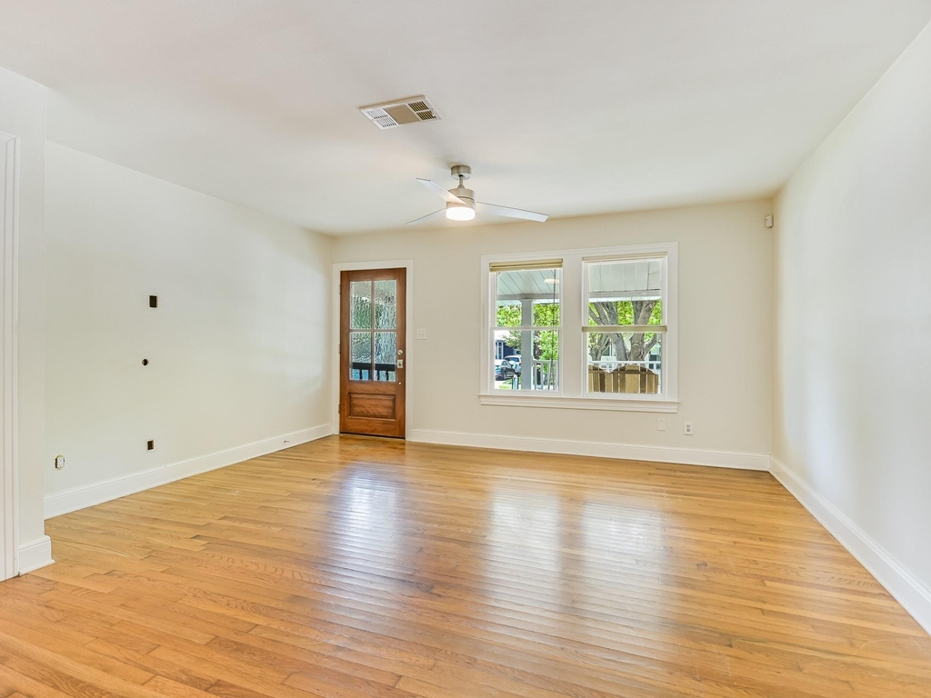 1402 Romeria Dr - Photo 4