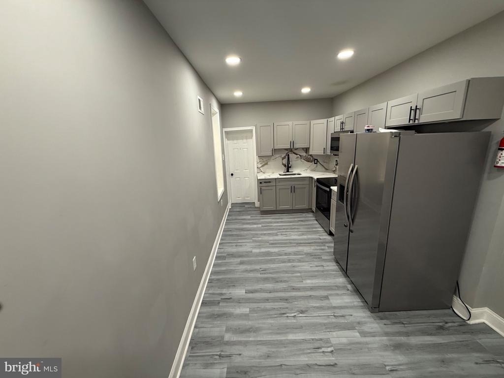 426 E 10th Street - Photo 2