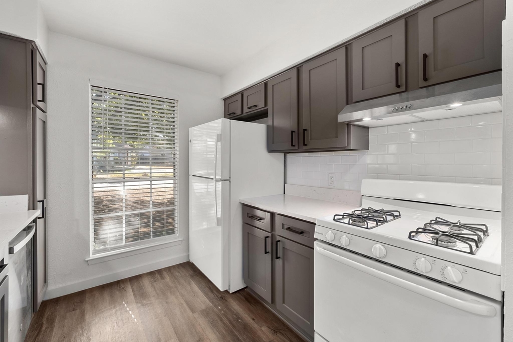 7600 Woodstone Cv - Photo 9