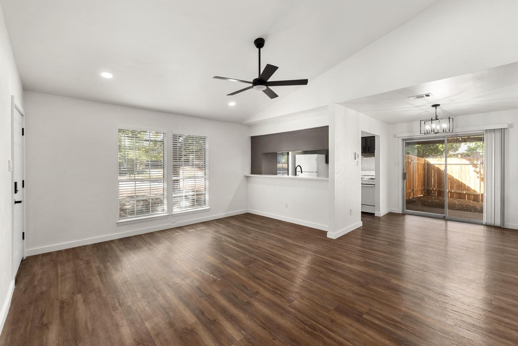 7600 Woodstone Cv - Photo 2