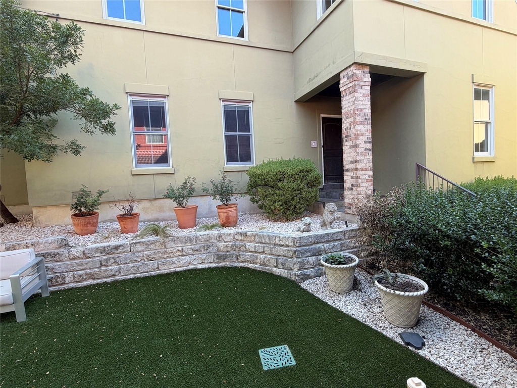 2101 N Lamar Blvd - Photo 0
