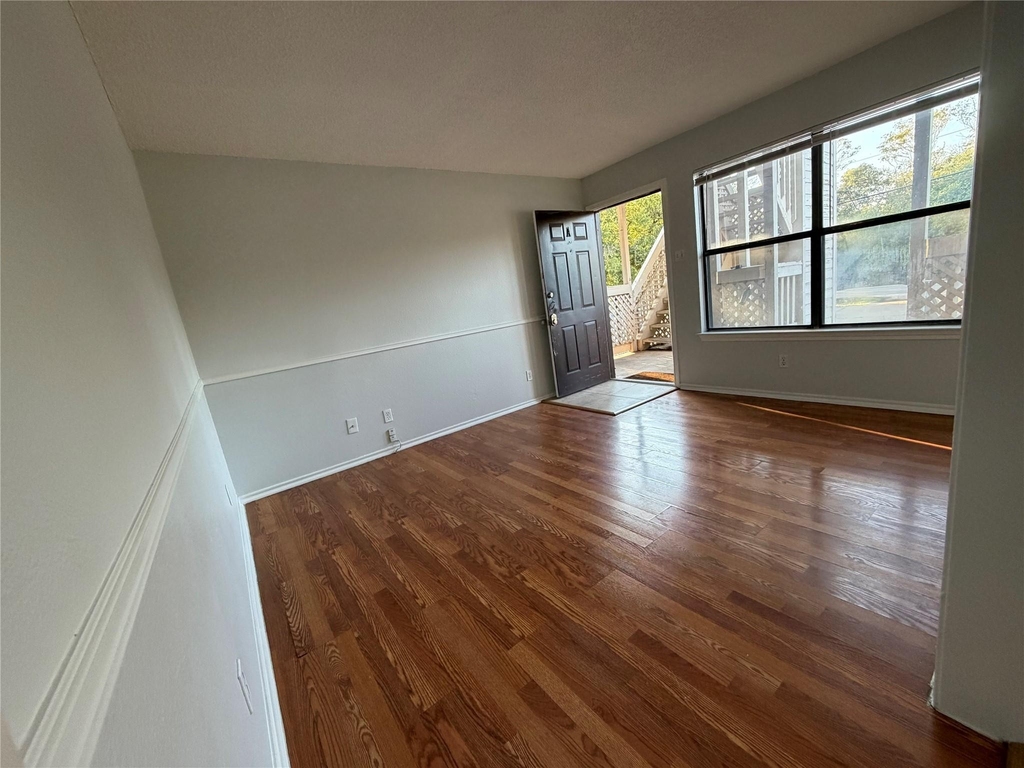 107 E Morrow St - Photo 2