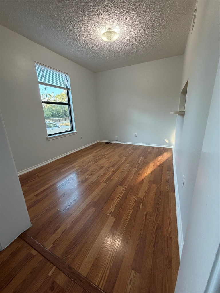 107 E Morrow St - Photo 3