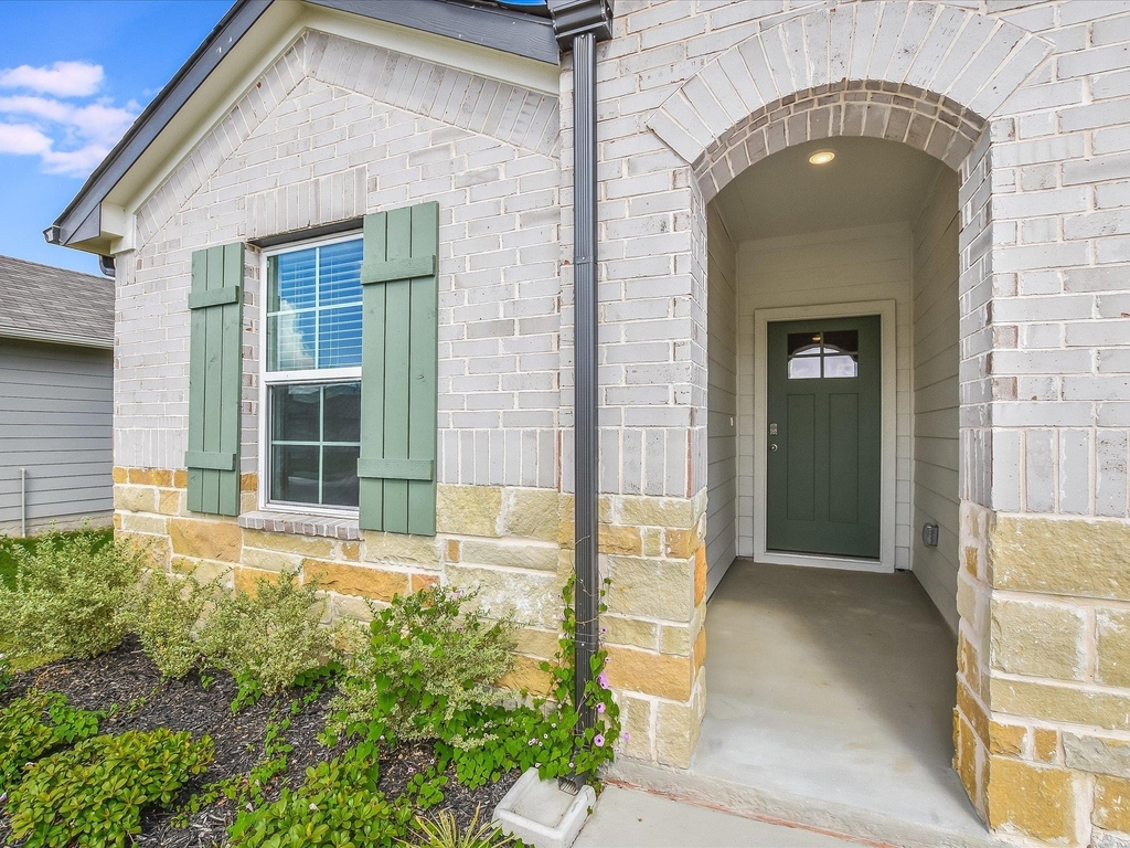 1305 Camden Ln - Photo 2