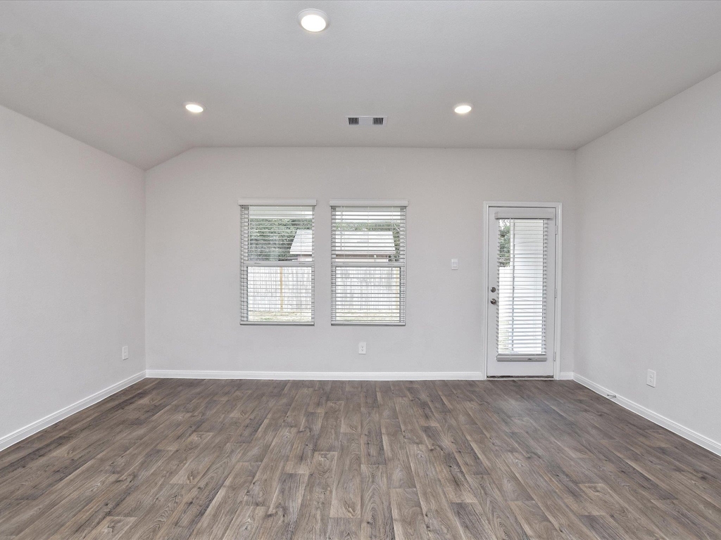 1305 Camden Ln - Photo 5
