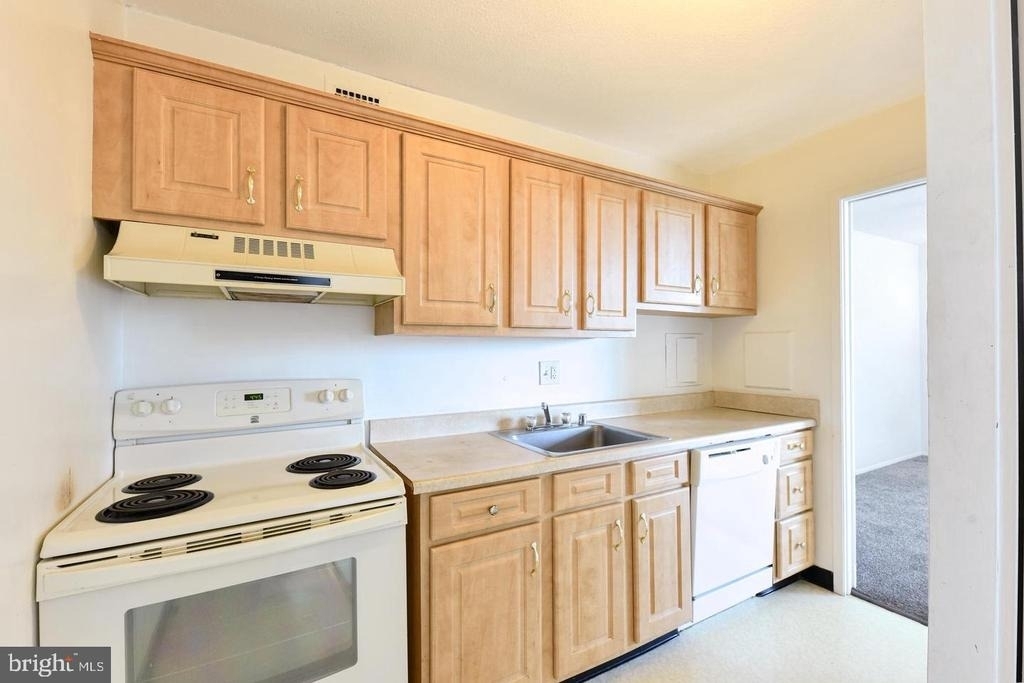 1 E University Parkway - Photo 6