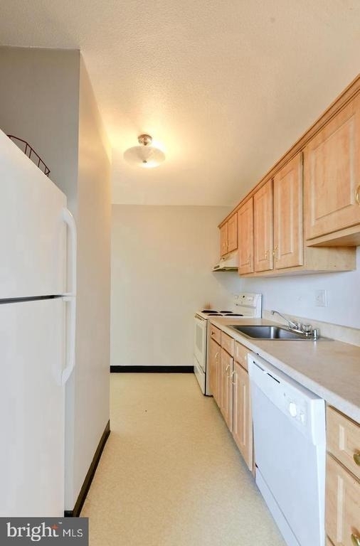 1 E University Parkway - Photo 7