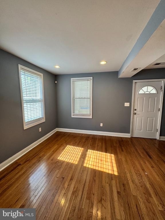 5404 James Place Ne - Photo 1