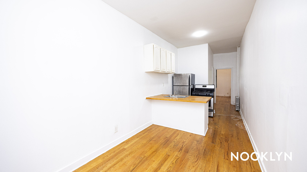 369 Menahan St - Photo 2