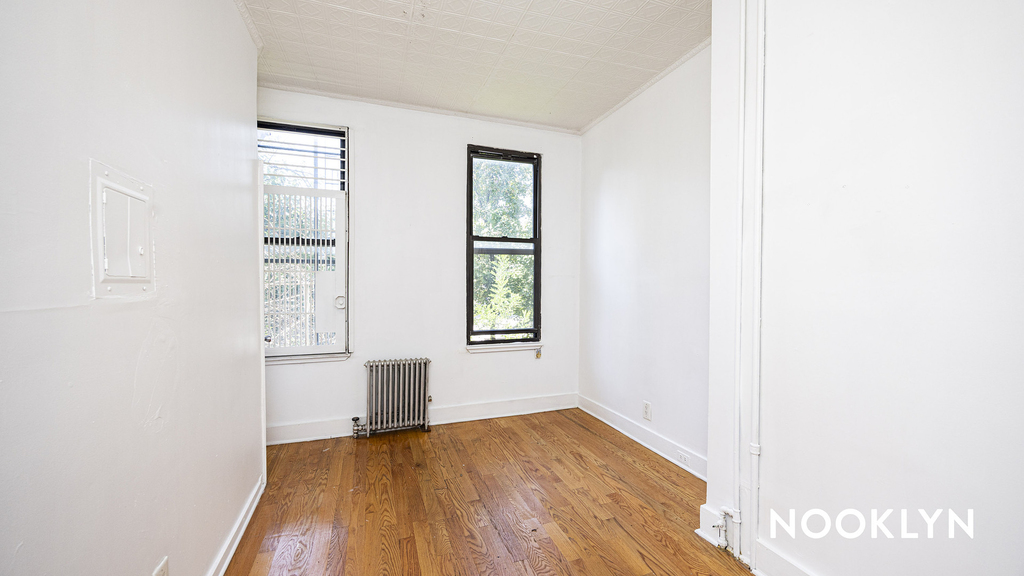 369 Menahan St - Photo 8