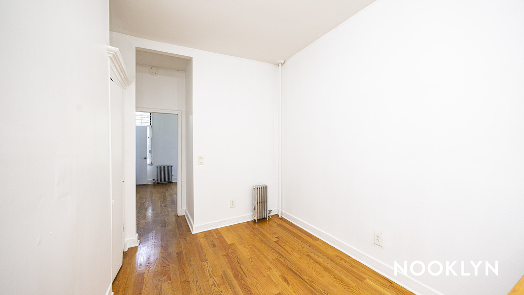 369 Menahan St - Photo 12