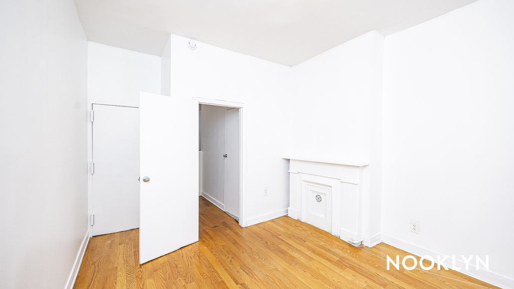 369 Menahan St - Photo 3