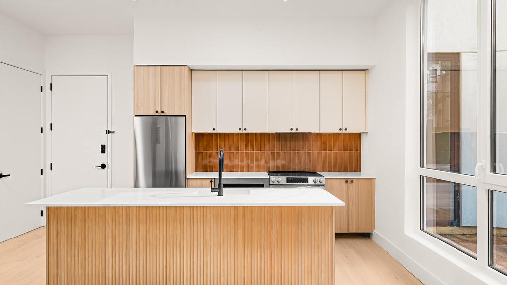 733 Lincoln Pl - Photo 2