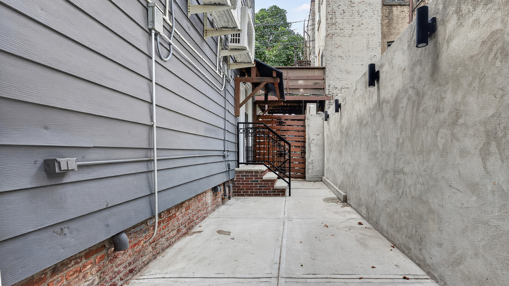 55 McGuinness Blvd - Photo 1