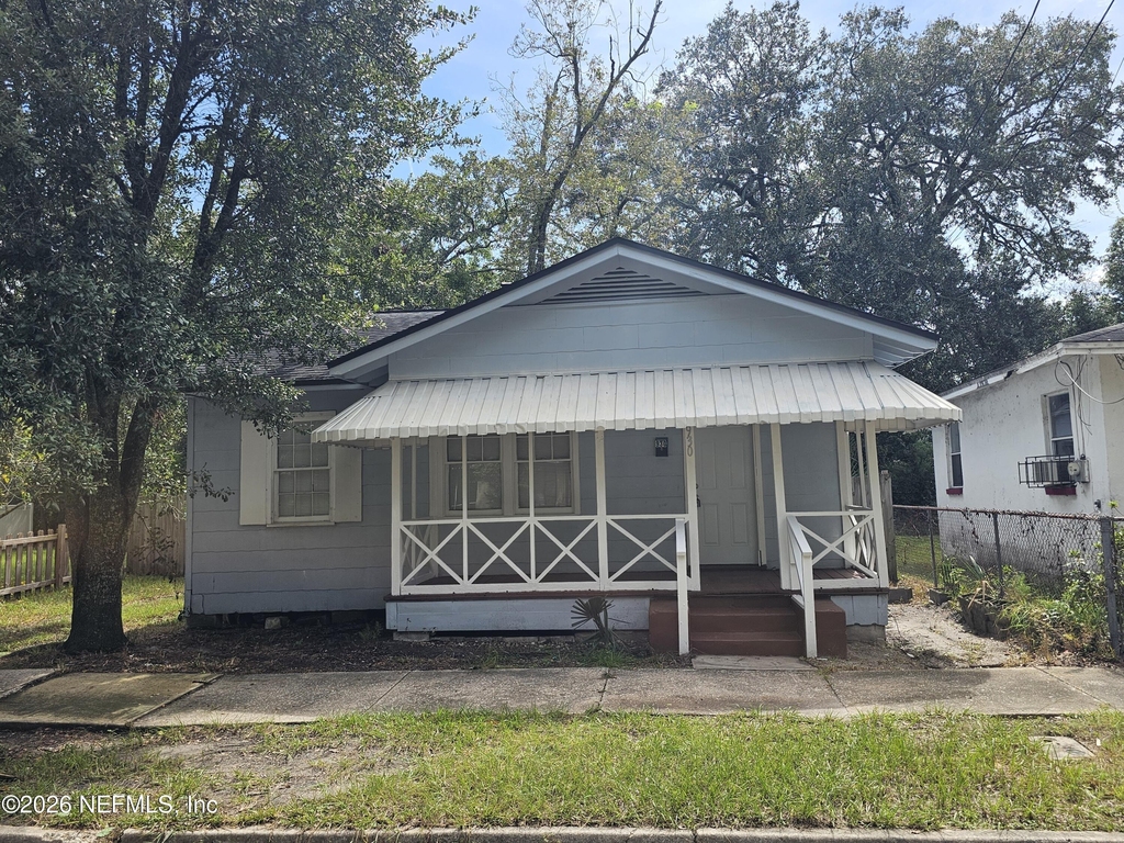 930 W 24th Street - Photo 0
