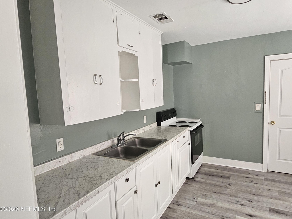 930 W 24th Street - Photo 2
