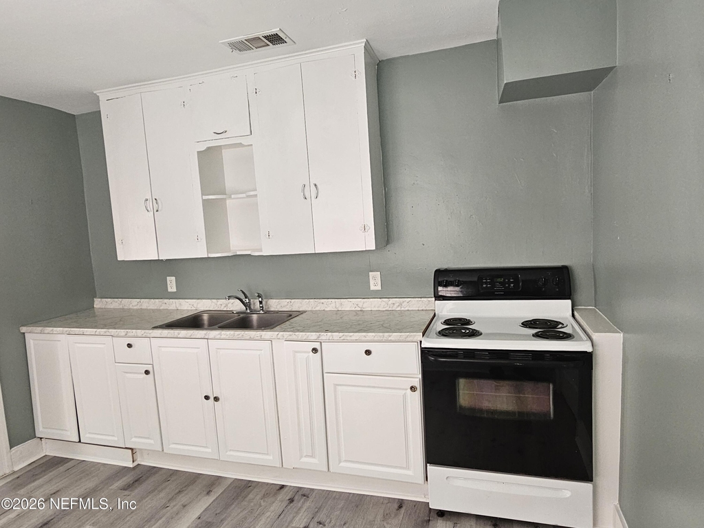 930 W 24th Street - Photo 3