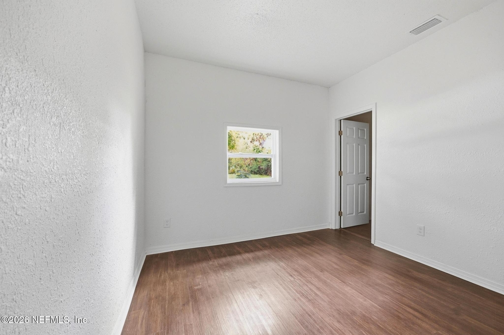 1409 W 5th Street - Photo 5