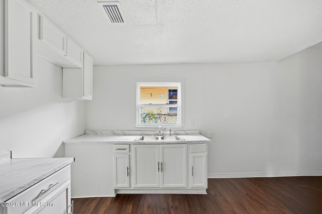1409 W 5th Street - Photo 11