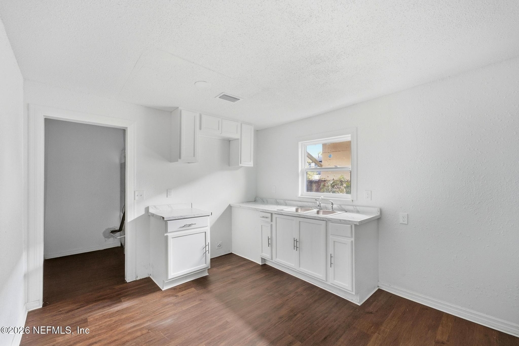 1409 W 5th Street - Photo 9