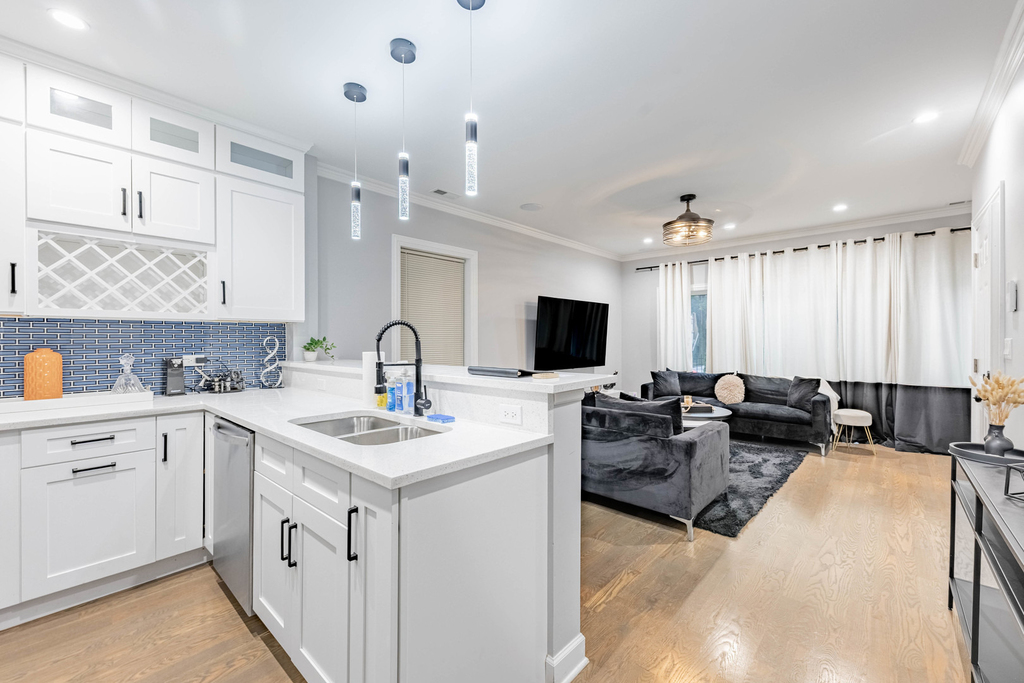 4634 S Langley Avenue - Photo 1