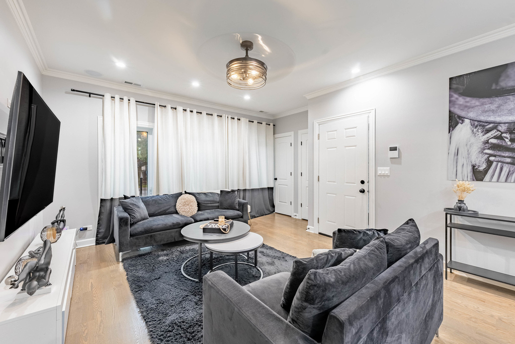 4634 S Langley Avenue - Photo 2