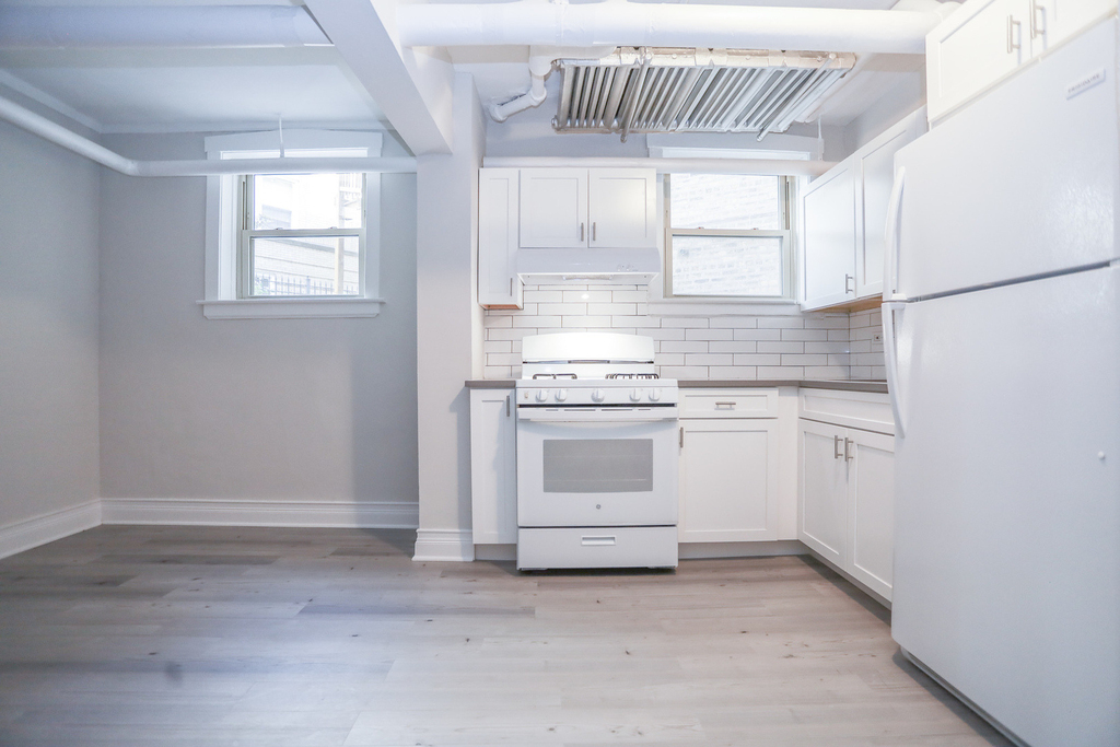 4649 N Manor Avenue - Photo 2