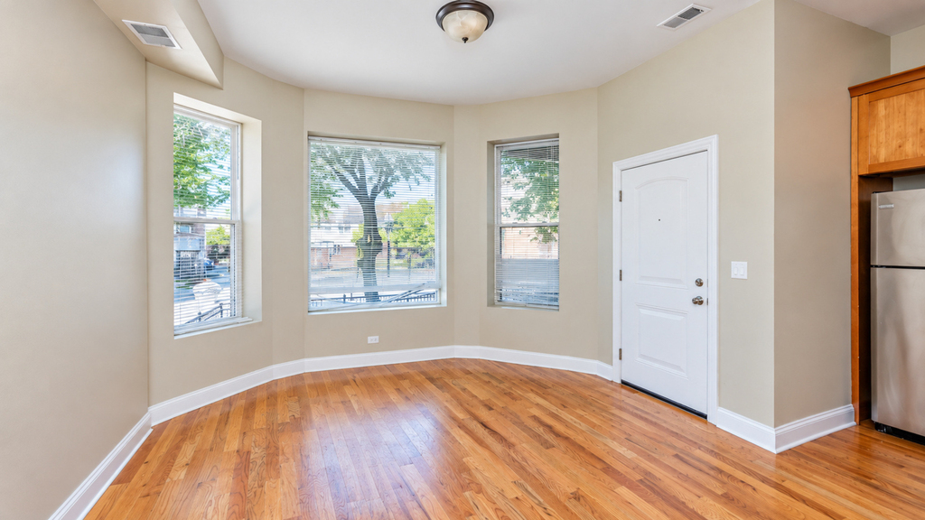 3927 N Clarendon Avenue - Photo 11