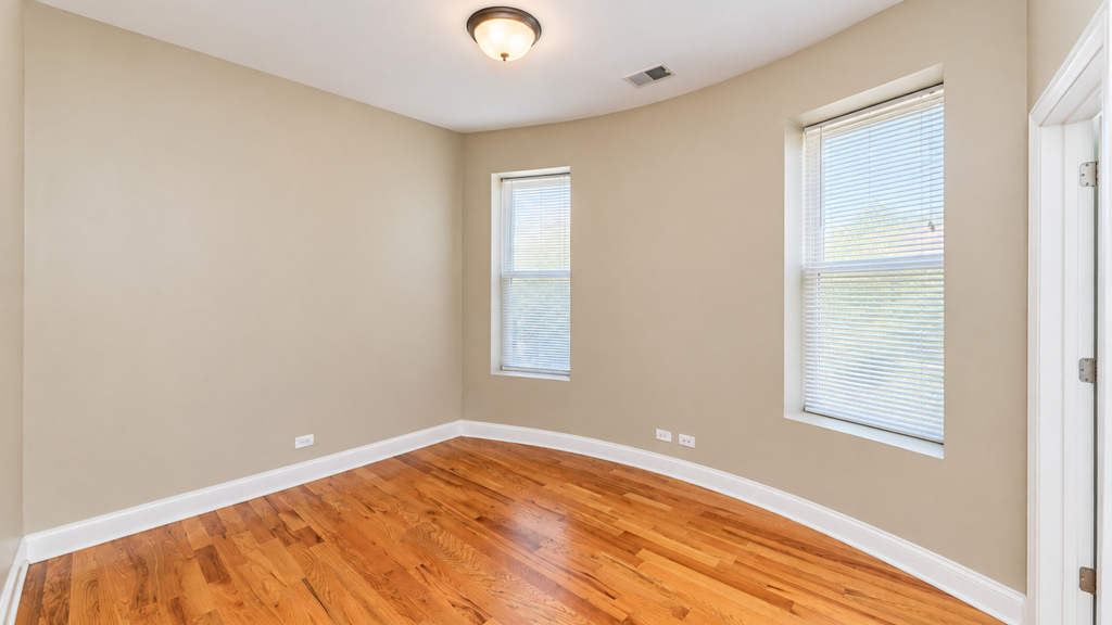 3927 N Clarendon Avenue - Photo 10