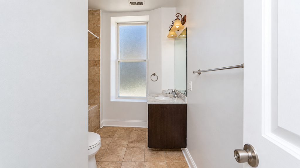 3927 N Clarendon Avenue - Photo 3