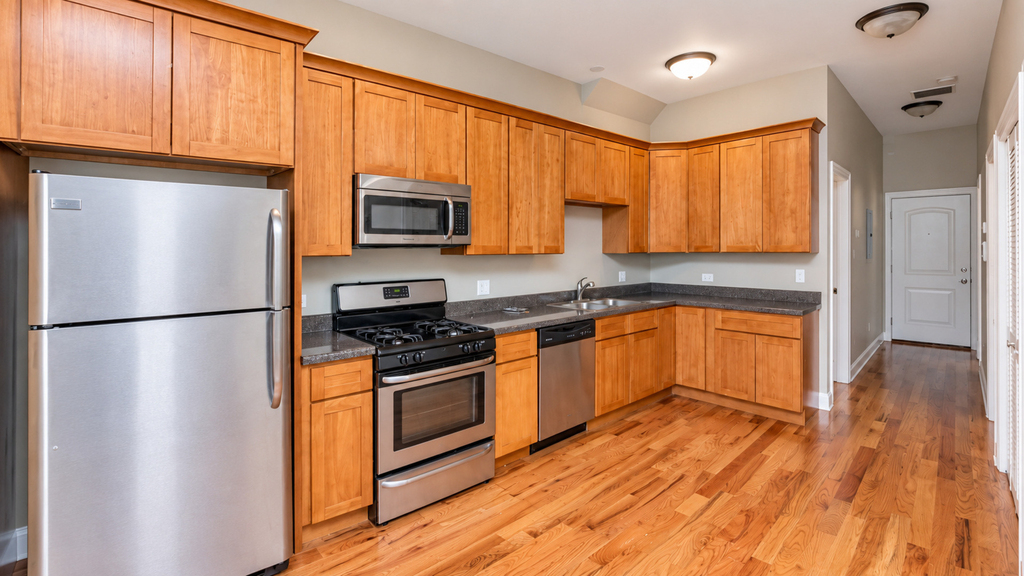 3927 N Clarendon Avenue - Photo 2
