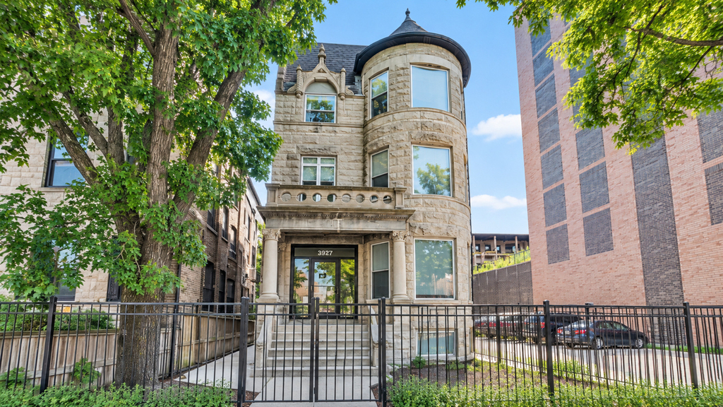 3927 N Clarendon Avenue - Photo 0