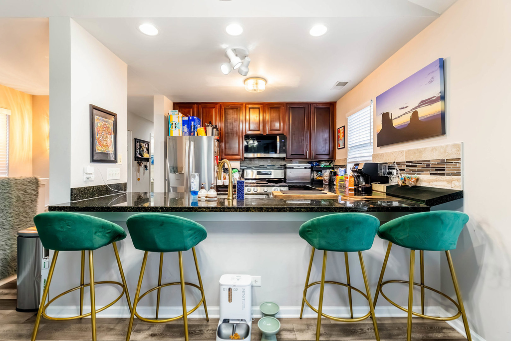 671 W Division Street - Photo 3