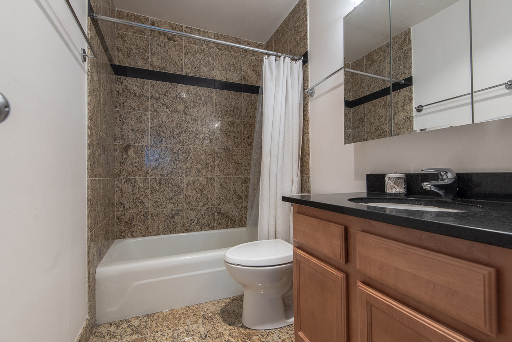 525 W Hawthorne Place - Photo 4