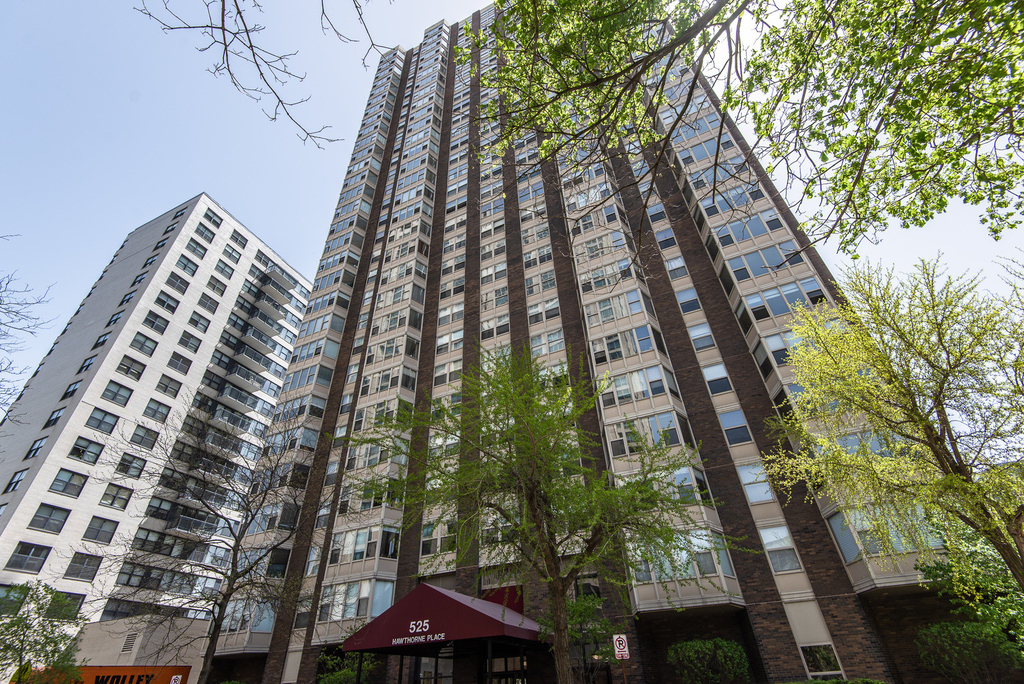 525 W Hawthorne Place - Photo 0