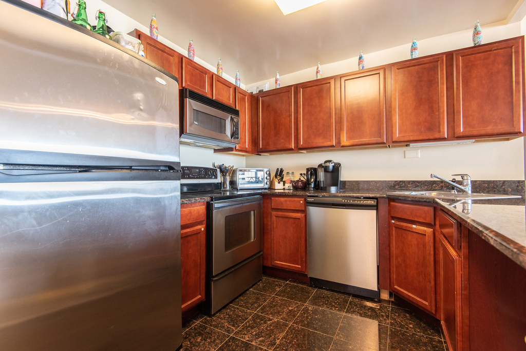 525 W Hawthorne Place - Photo 2