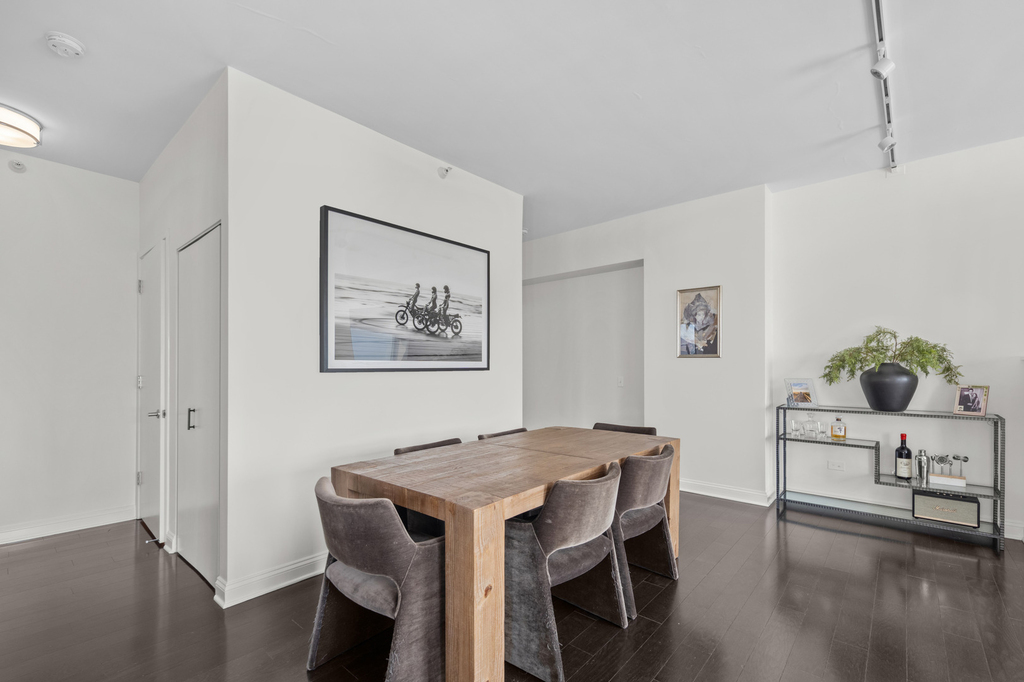 545 N Dearborn Street - Photo 8