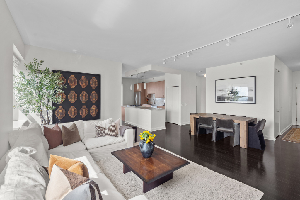 545 N Dearborn Street - Photo 2