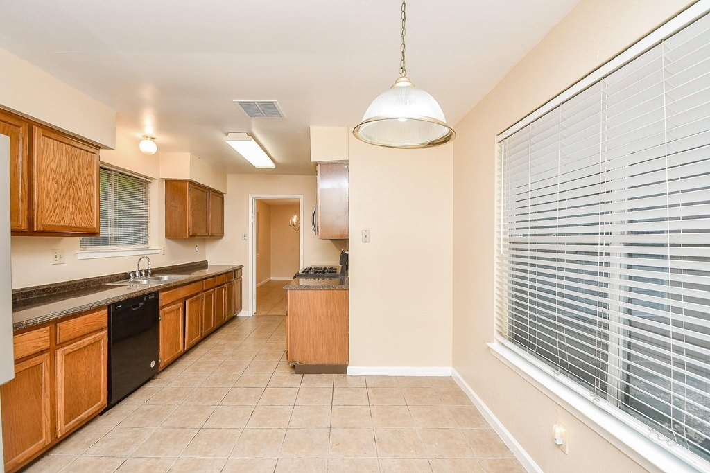 15919 Val Verde Drive - Photo 15