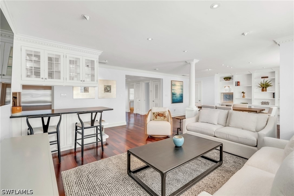 271 Broad Avenue S - Photo 2