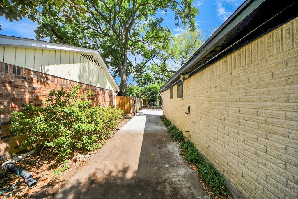 9406 Vickijohn Drive - Photo 9