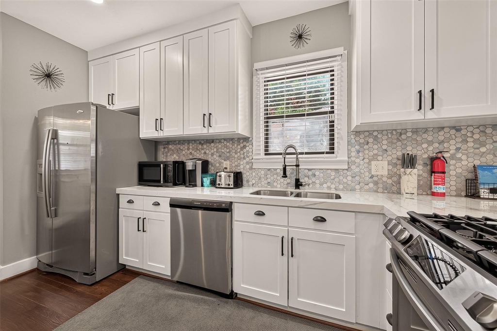 2418 Rosewood Street - Photo 5
