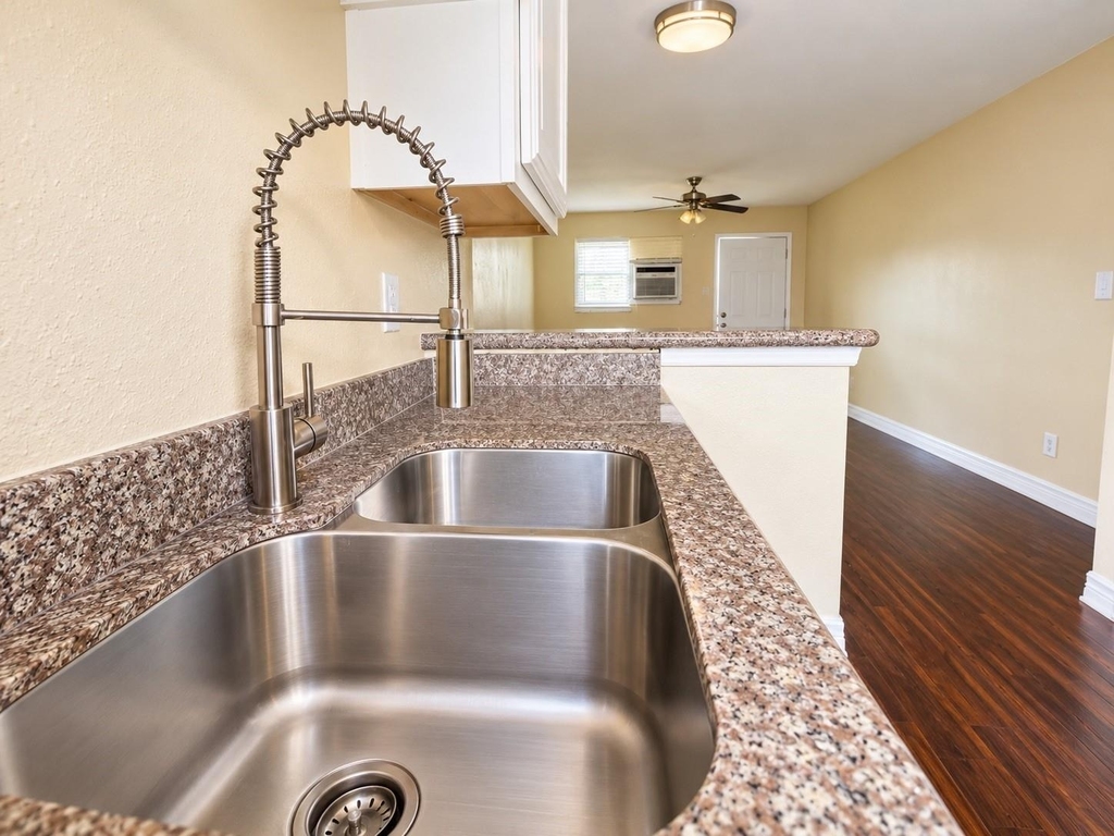 3906 Rotman St - Photo 2