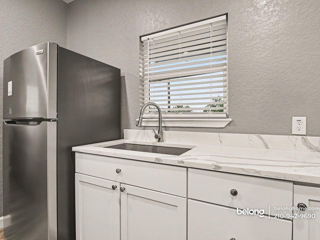 206 Roberts St - Photo 1