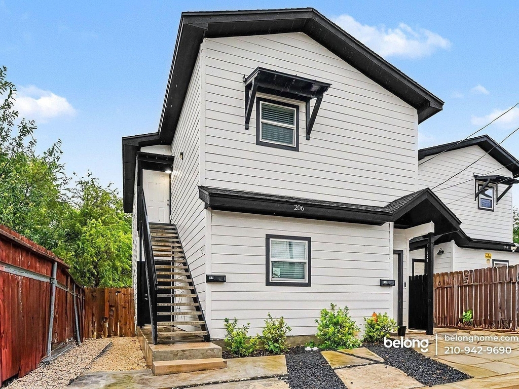206 Roberts St - Photo 0