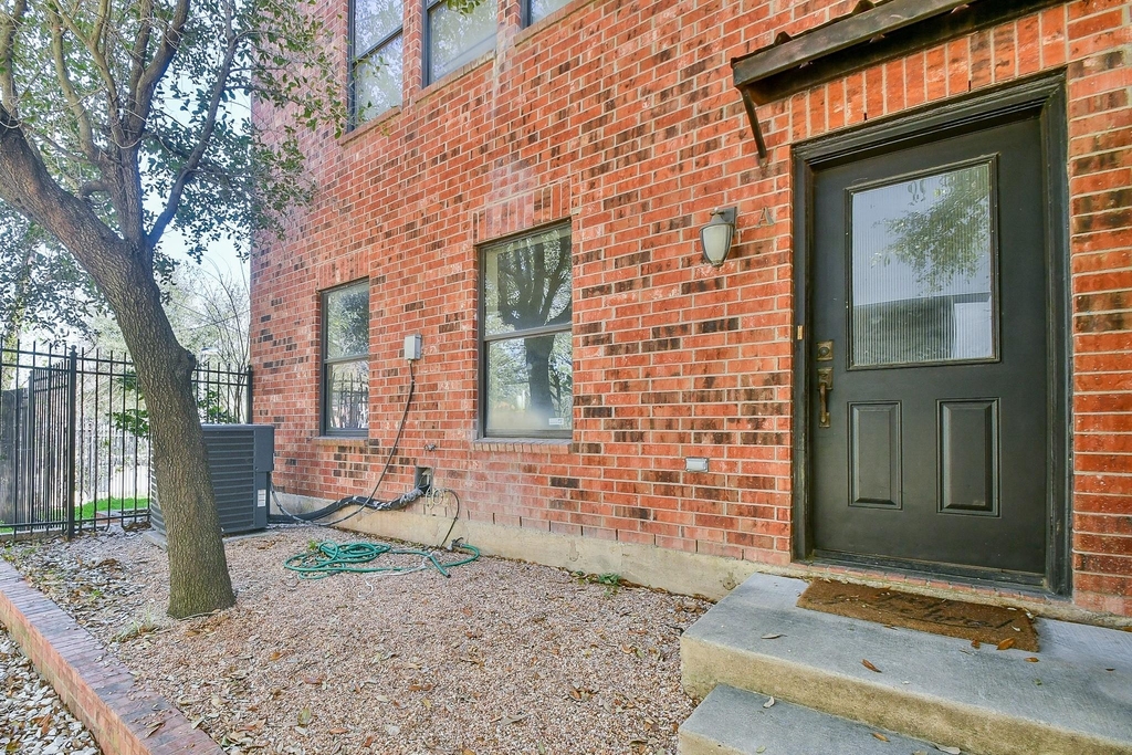 2422 Navigation Boulevard - Photo 1