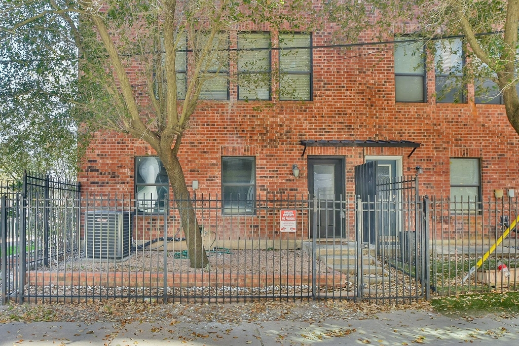 2422 Navigation Boulevard - Photo 0