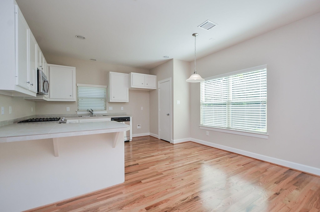 924 E 39th Street - Photo 8