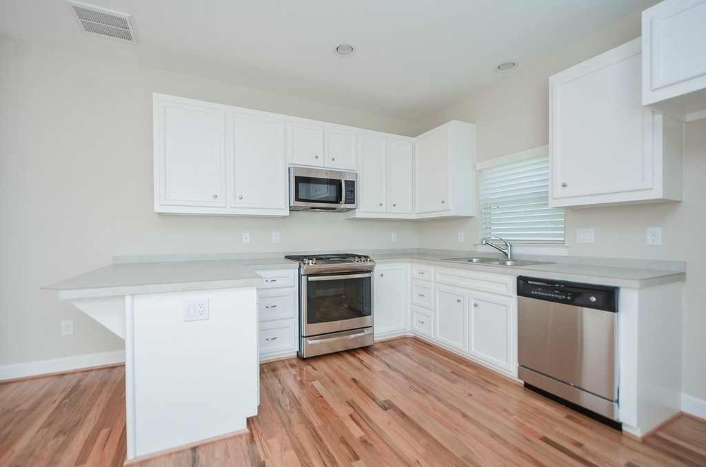 924 E 39th Street - Photo 9